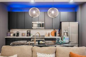 New PH Stay with Rooftop Lounge and Close to Broadway