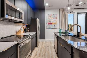 New PH Stay with Rooftop Lounge and Close to Broadway