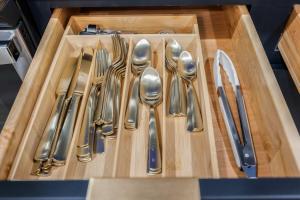 New PH Stay with Rooftop Lounge and Close to Broadway