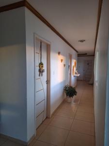 Quarto triplo com banheiro compartilhado