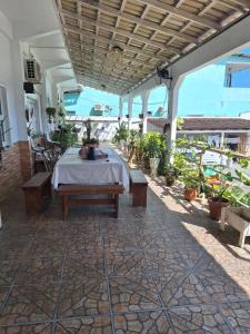 Quarto triplo com banheiro compartilhado