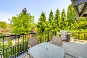 Steps to Lake Chelan Condo with Resort Amenities!