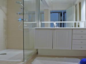 Maisons de vacances Rural villa with shared pool and tennis court : photos des chambres