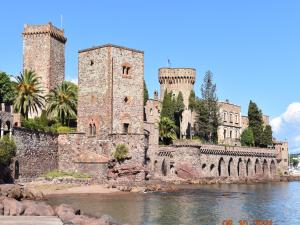 Maisons de vacances Rural villa with shared pool and tennis court : photos des chambres