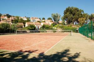 Maisons de vacances Rural villa with shared pool and tennis court : photos des chambres