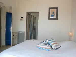 Maisons de vacances Rural villa with shared pool and tennis court : photos des chambres