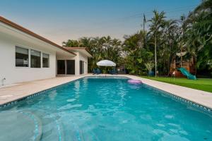 Spacious, Elegant 5 Bed, Best Pool, All New, Close to Beach and Atlantic Ave