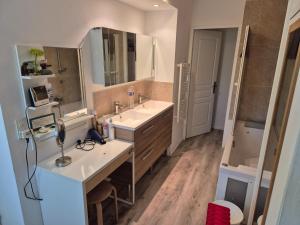 Maisons de vacances Villa in Le Luc with Pool & Vineyard Views : photos des chambres