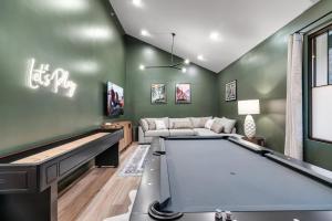 The Davis Luxury Retreat Villa 1-Block from Dolly