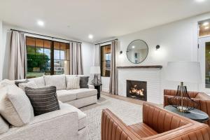 The Davis Luxury Retreat Villa 1-Block from Dolly