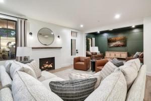 The Davis Luxury Retreat Villa 1-Block from Dolly