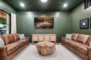 The Davis Luxury Retreat Villa 1-Block from Dolly