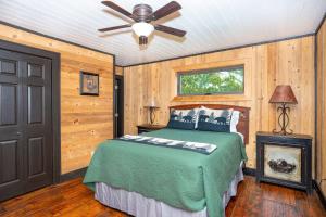 Cozy Cabin Retreat Hot Tub & Scenic Surroundings