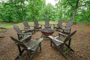 Cozy Cabin Retreat Hot Tub & Scenic Surroundings