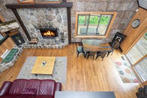 Cozy Cabin Retreat Hot Tub & Scenic Surroundings