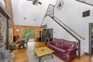 Cozy Cabin Retreat Hot Tub & Scenic Surroundings