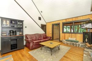 Cozy Cabin Retreat Hot Tub & Scenic Surroundings