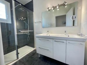 Maisons de vacances **Maison 3 pieces avec jardin a 350m du bord de mer - Wifi, terrasse, parking** - FR-1-231-220 : photos des chambres