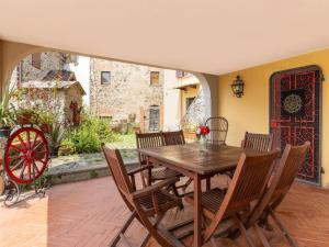 Holiday Home in Tuscany with Stunning Views