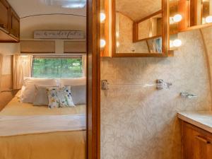 Maisons de vacances Escapade insolite dans une Airstream vintage en Anjou - FR-1-622-111 : photos des chambres
