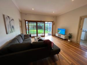 Spacious Private Room in Mckinnon 3 min to Train Station, Cafes and close to Monash Uni