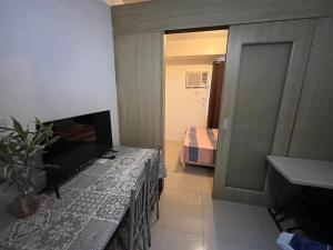 Shore Family suite TV with Netflix&fast WiFi MOA near NAIA 9116