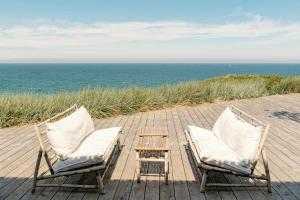 Unite With The Horizon In Architectural Wonder