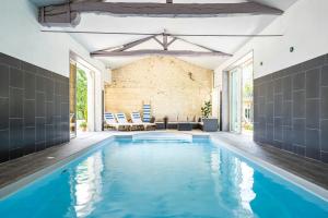 Maisons de vacances Charming Manor Nestled In Charente Vineyards : photos des chambres