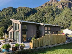 Architect Cabin Embraced By Sea And Mountains