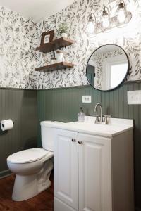 King Size Bed, Near Hwy, Work Desk, Close Parking