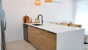 New CHIC 3BR Villa Walk to Beach Pool & Terrace