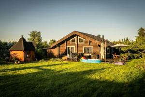 Finnish-Inspired Log Cabin Near Beach