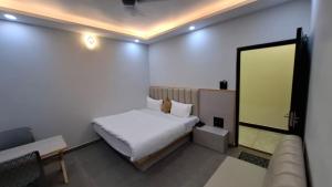 A PREMIUM HOTEL HARIDWAR H-E-A-V-E-N PALACE Near Mansa Devi Temple and Har ki Pauri Ganga Ghat - #Free Parking & Wi-fi - Lift Facilities - Room Service - Fully Air Conditioned Rooms - Best Hotel in Heart of Haridwar