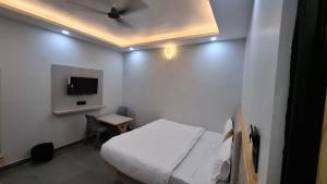 A PREMIUM HOTEL HARIDWAR H-E-A-V-E-N PALACE Near Mansa Devi Temple and Har ki Pauri Ganga Ghat - #Free Parking & Wi-fi - Lift Facilities - Room Service - Fully Air Conditioned Rooms - Best Hotel in Heart of Haridwar