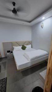 A PREMIUM HOTEL HARIDWAR H-E-A-V-E-N PALACE Near Mansa Devi Temple and Har ki Pauri Ganga Ghat - #Free Parking & Wi-fi - Lift Facilities - Room Service - Fully Air Conditioned Rooms - Best Hotel in Heart of Haridwar