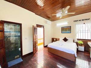 Garden villa with Hoi An style near My Khe beach