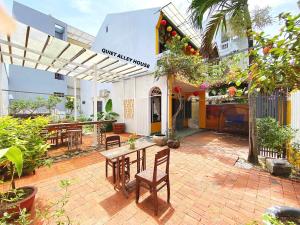 Garden villa with Hoi An style near My Khe beach
