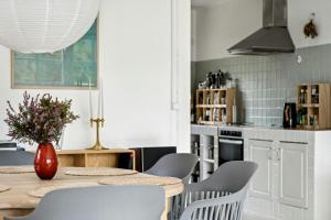 High Ceilings In Bright Home Near Lodskovvad
