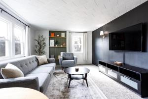 King Bed, Work Desk, Near Hwy, Laundry Room Access