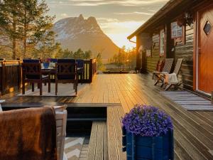 Log Cabin By Skoddeberg Lake In Tjeldsund