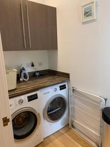 Cotswolds Lakeside Home, Summer Lake