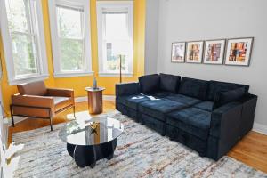 Modern 4BR Unit with Free Parking Near University of Illinois Chicago and Medical District