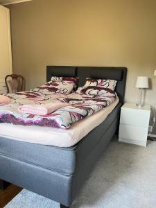 Saunallinen kolmio kahdella autopaikalla