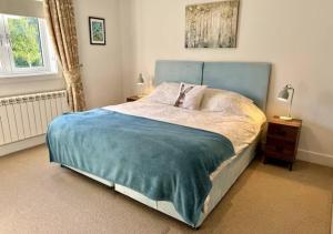 Cotswolds Lakeside Home, Summer Lake