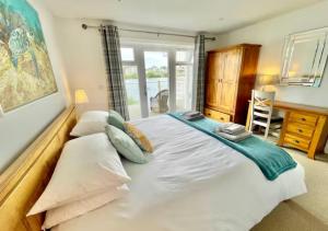 Cotswolds Lakeside Home, Summer Lake