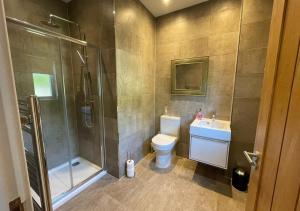 Cotswolds Lakeside Home, Summer Lake