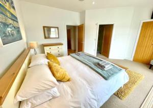 Cotswolds Lakeside Home, Summer Lake