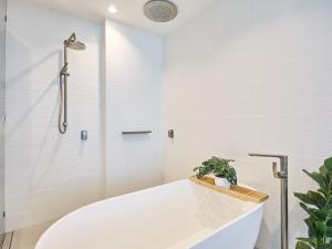 Luxe 3BR Penthouse by beach with Lap Pool & Parking SIGNATURE