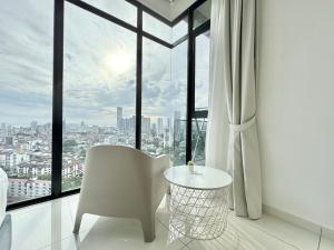 Beacon Executive Suites #Bright House warmth suite with Skypool at Georgetown