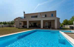 Awesome Home In Brtonigla With Sauna